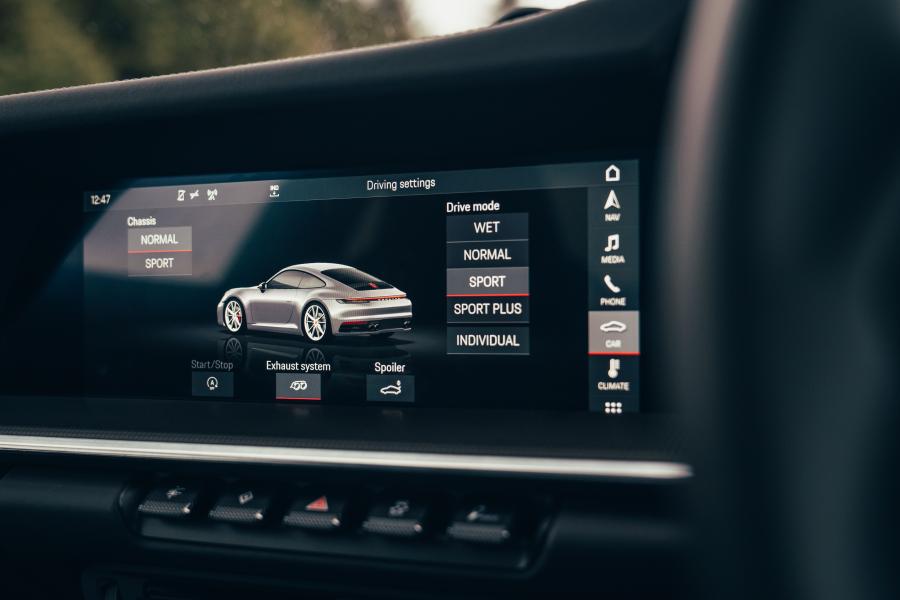 Детали интерьера Porsche 911 Carrera S (992) 2019 года  (UK) (фото 5 из 29)